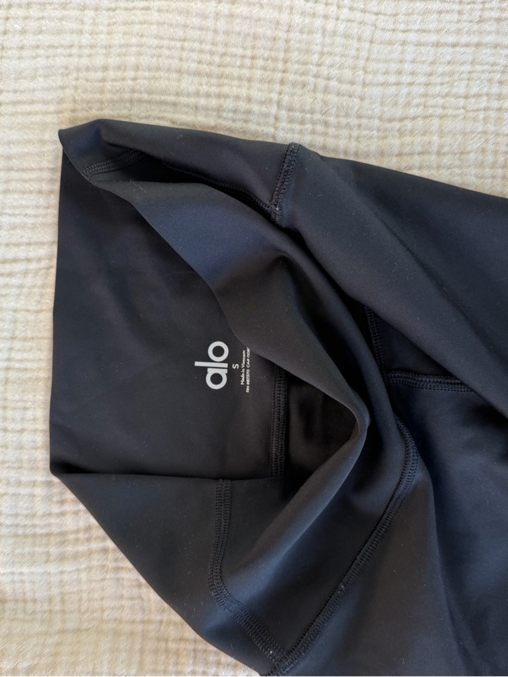 ALO Yoga women’s Black Performance leggings size small - Picture 3 of 3